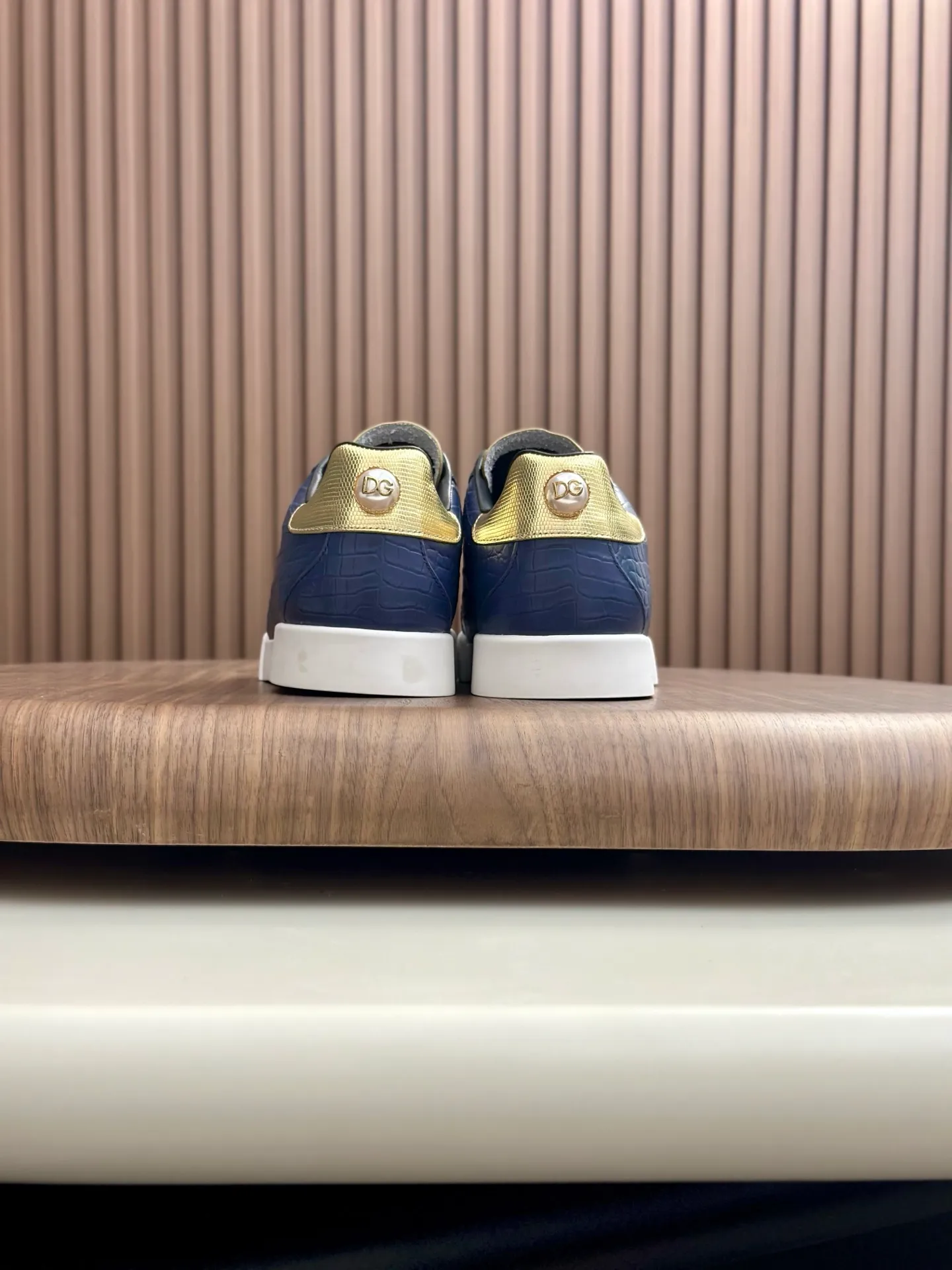 New product 💰800 DG Dolce & Gabbana men's shoes 💰ortofino calfskin sneakers ♞size; 39~44 (customized 38.45.46) Iconic men's shoes 💰ortofino series of sneakers, classic and timeless style, now presented with fashionable details. The calfskin engraved DG logo is a subtle finishing touch. Men's shoes💰ortofino calfskin sneakers: